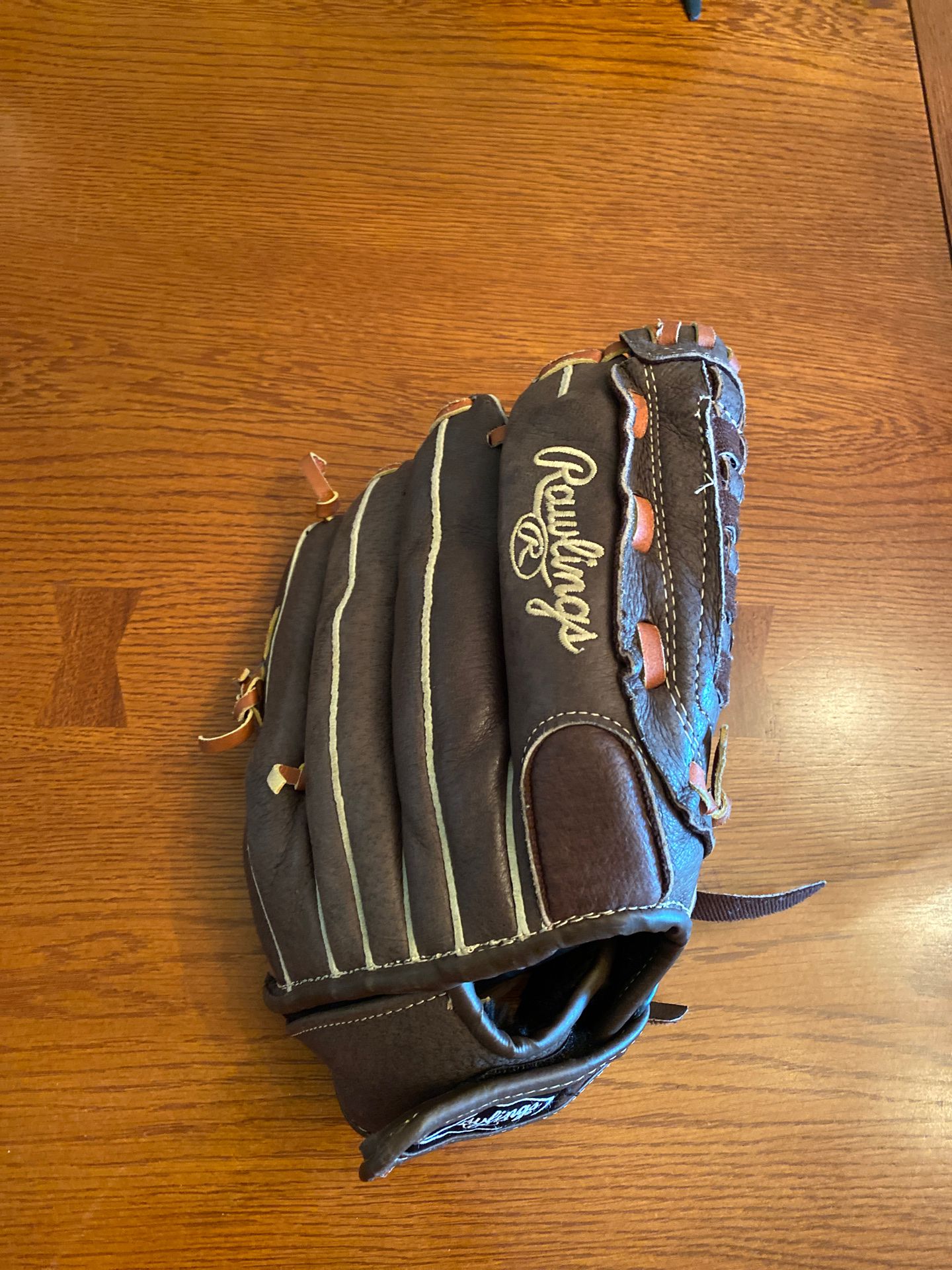 Rawlings girl’s softball glove