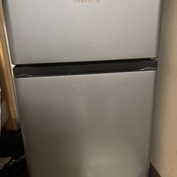 Hisense 3.1 cu ft Mini Fridge with Freezer