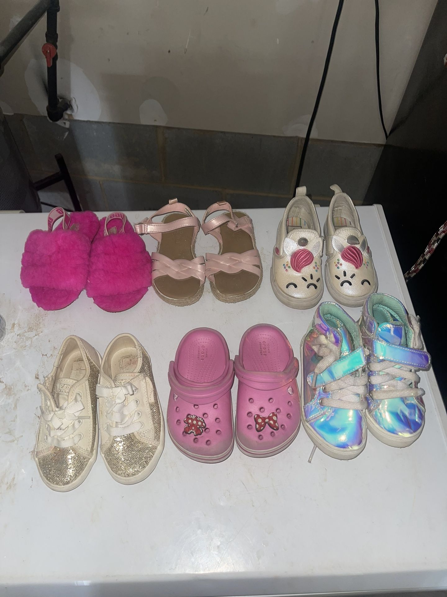 Size 7 UGG SLIPPERS Sz 8