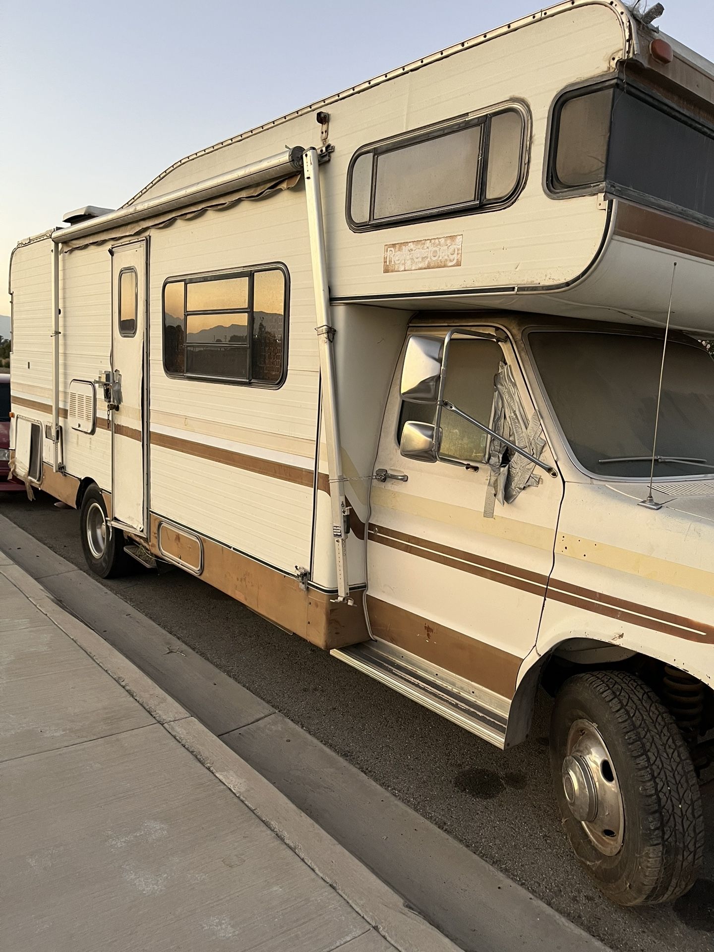 Econoline 1984 E350 Ford No Motor/Trans & No Generator. 