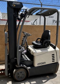 2013 Crown Forklift **Needs Battery**