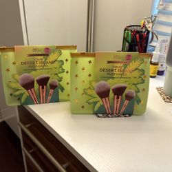 IT Cosmetics Desert Island Must Haves 3 Piece Complexion Brush Set 