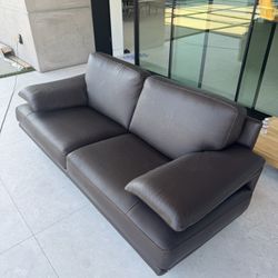 Beautiful Natuzzi Italian Leather Couch Set – Like New!q