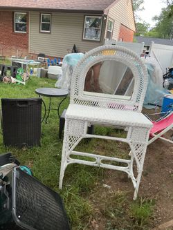 A beautiful white vanity in good condition