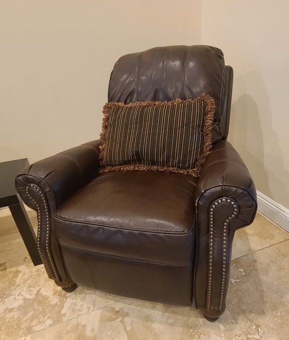 2 Compound Leather Recliners for Sale in Scottsdale, AZ OfferUp