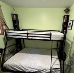 Free bunkbed. Twin top ,Full bottom