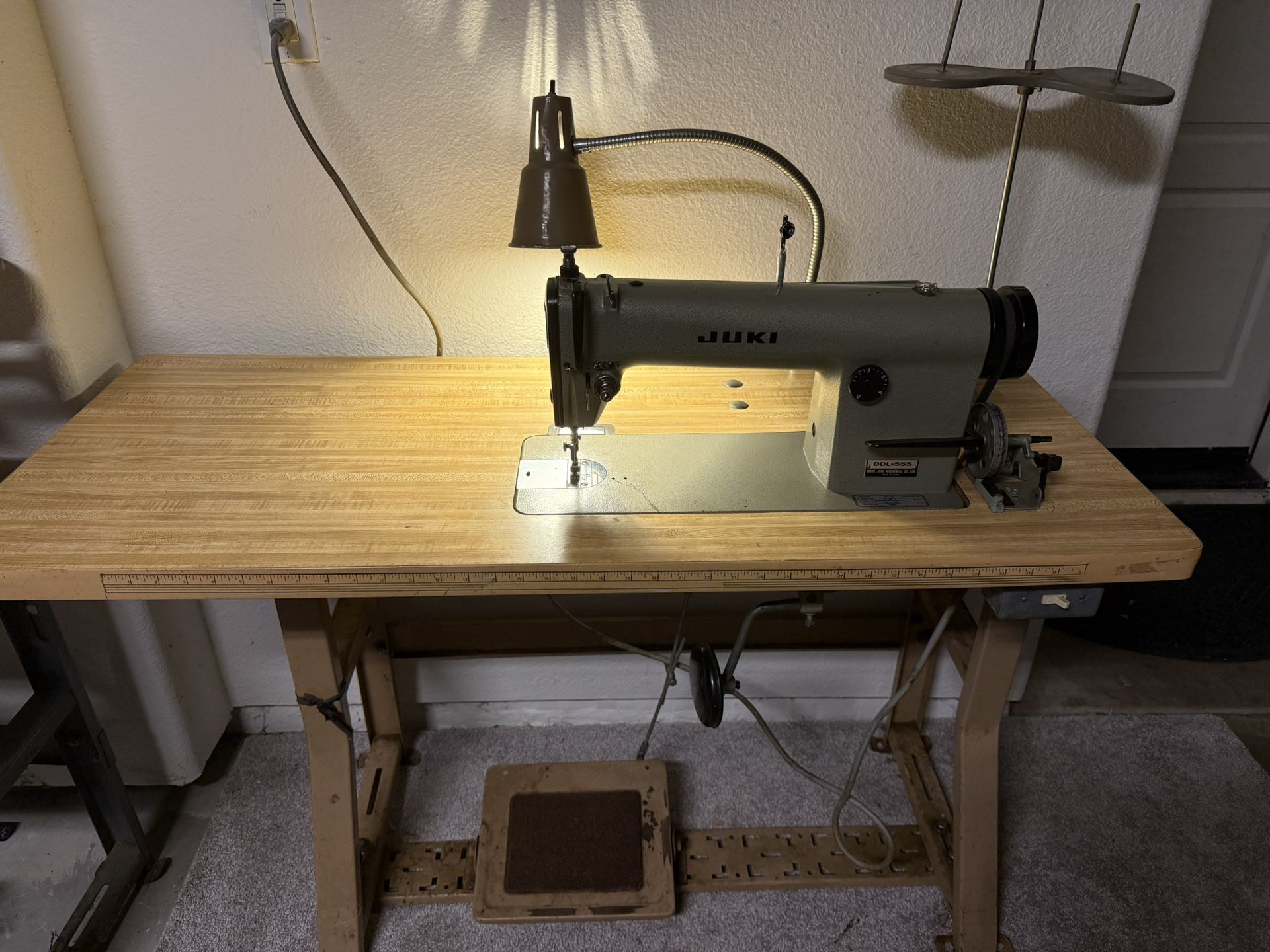 Juki Industrial Sewing Machine With Table 