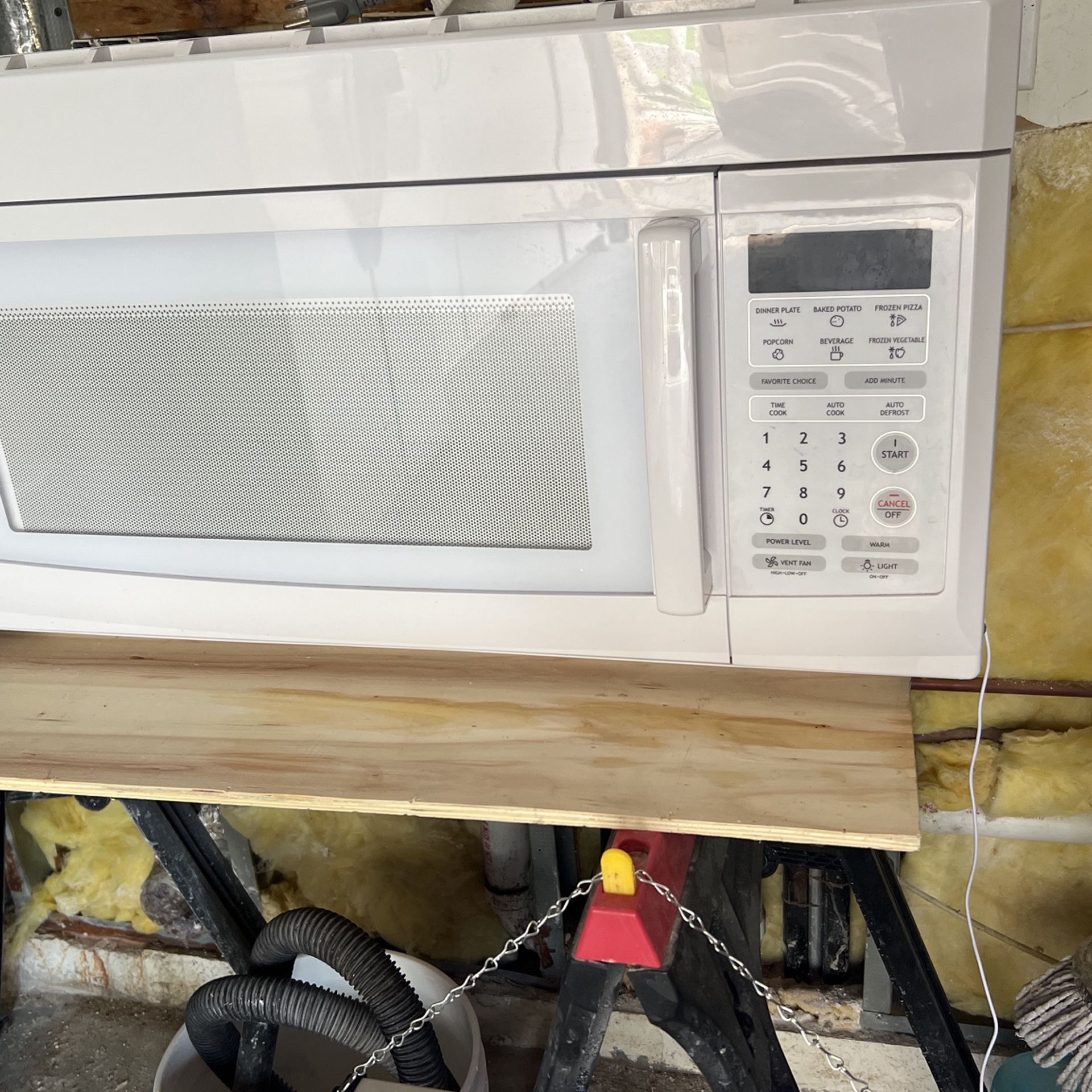 MICROWAVE, WHITE COLOR, EXCELLENT CONDITION.