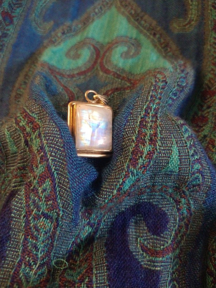 rainbow moonstone pendant with high blue flash