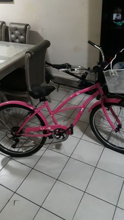 Women's beach cruiser bicycle