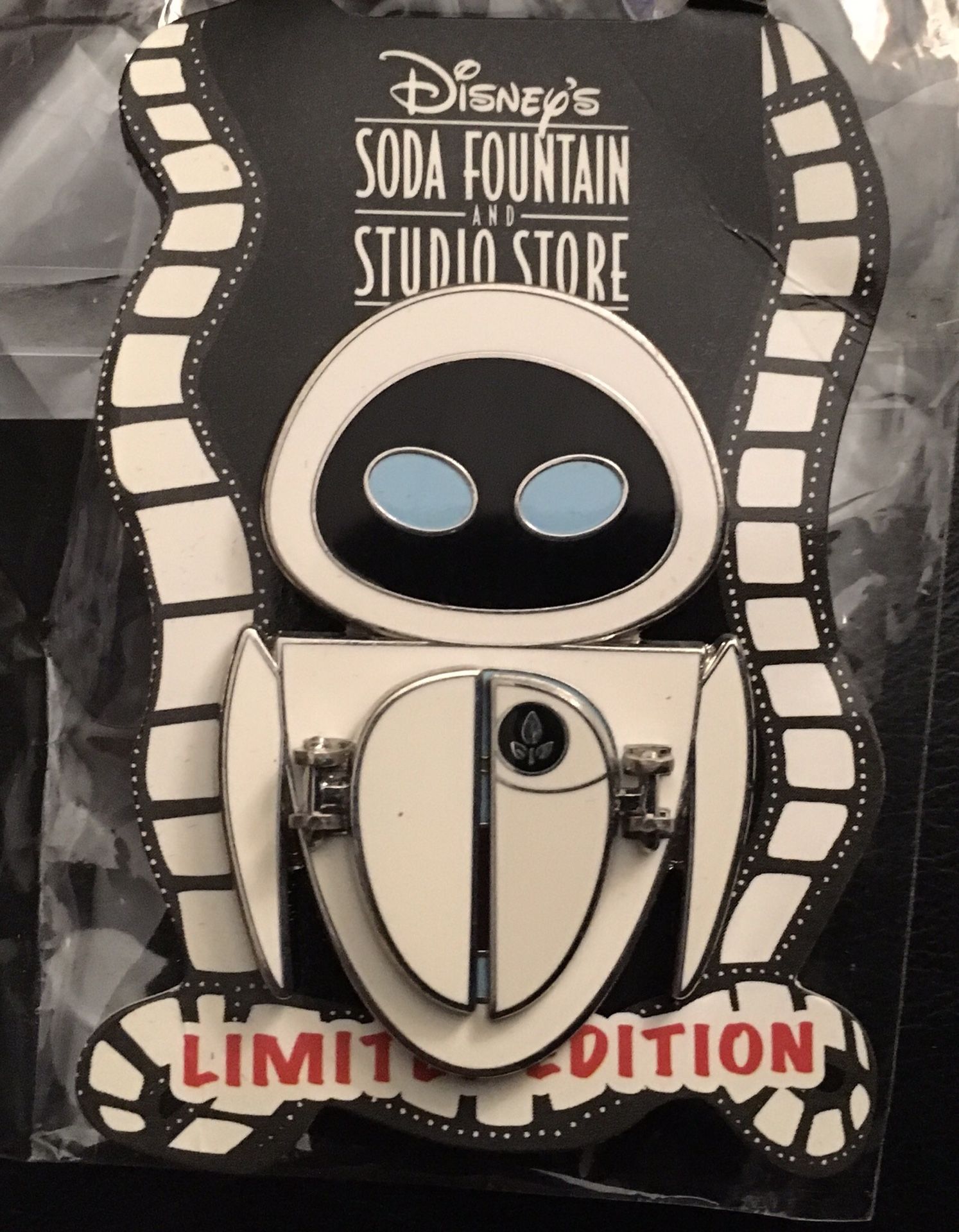 Disney Soda Fountain hinged Wall-E Eve pin