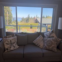 ✨ Like-New Light Blue Couch + Pillows Included ✨