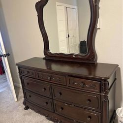 Dresser With Mirror