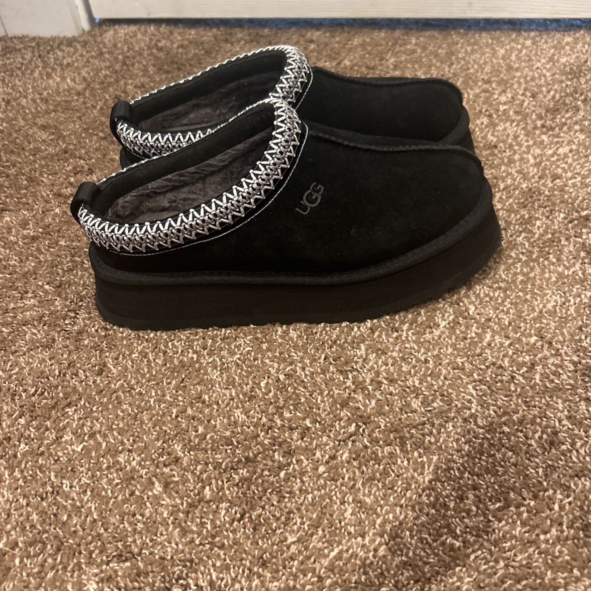 Women’s 6 Black Ugg Tazz’s