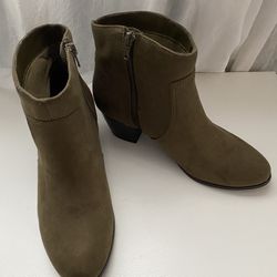 New! Women’s boots size 9