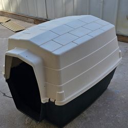 Large Dog House,New One On The Right So U C Difference In Price 