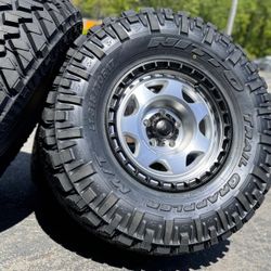 17” Black Rhino machined wheels Jeep Wrangler Gladiator 35” tires Nitto Trail MT 315/70r17 5x5.0