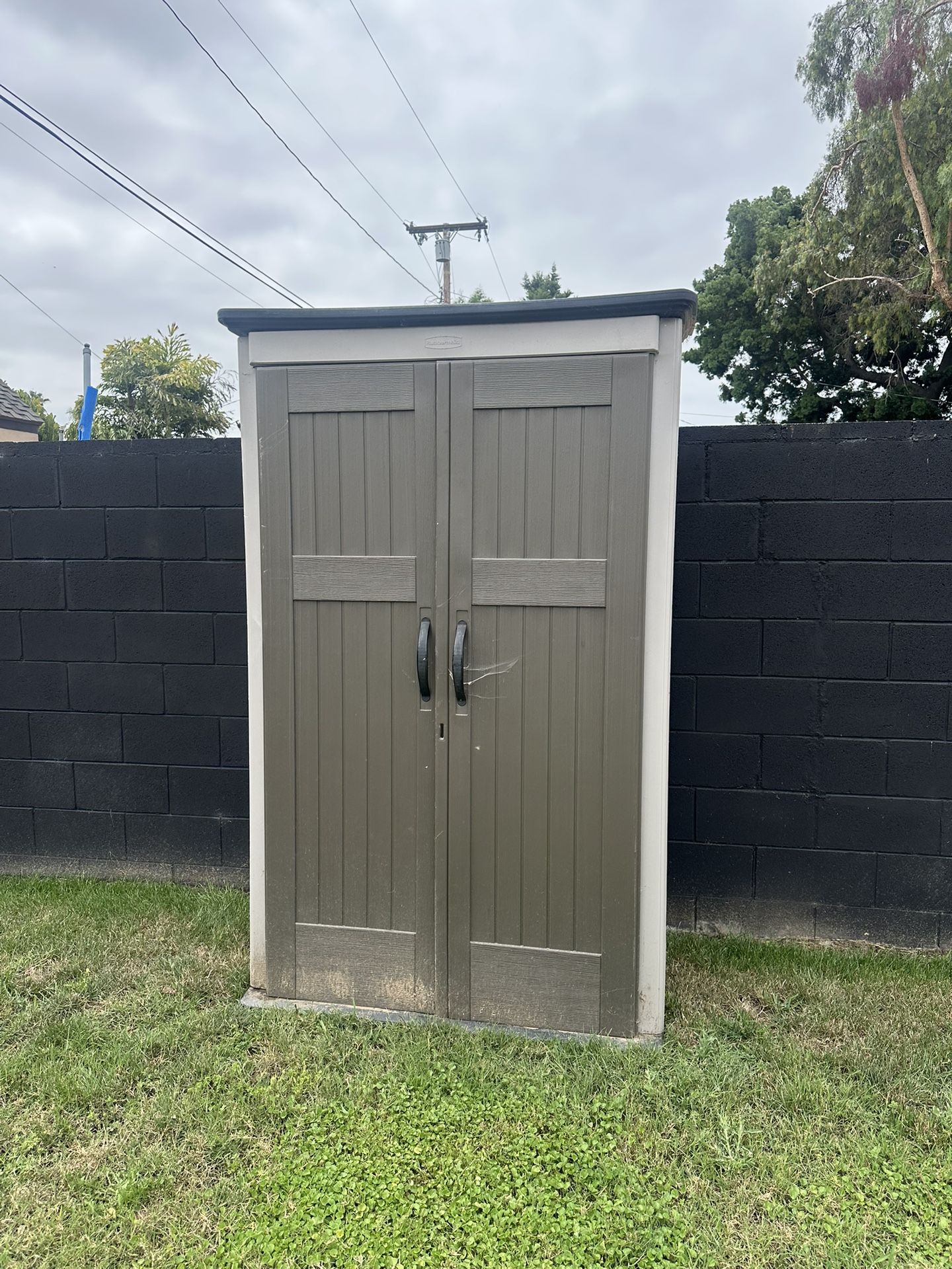 Rubbermaid Vertical Resin Outdoor Storage Shed With Floor (4 x 2.5 Ft)