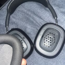 AirPod Max And Oculus Quest 2 