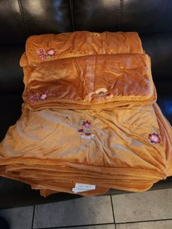 KING SIZE COMFORTER WITH 2 PILLOW CASES FALL COLOR ONLY USED FOR DECORATING BED