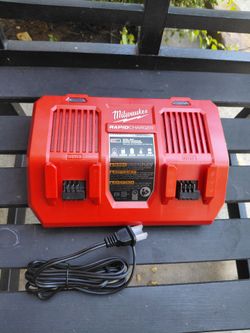 Dual Rapid Charger Milwaukee M18