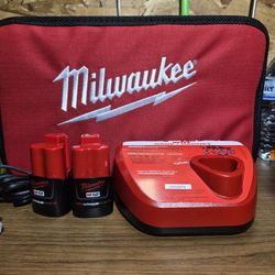 Milwaukee

M12 12V Lithium-lon Compact 2.0 Ah Battery Pack (2-Pack) Starter Kit with Charger