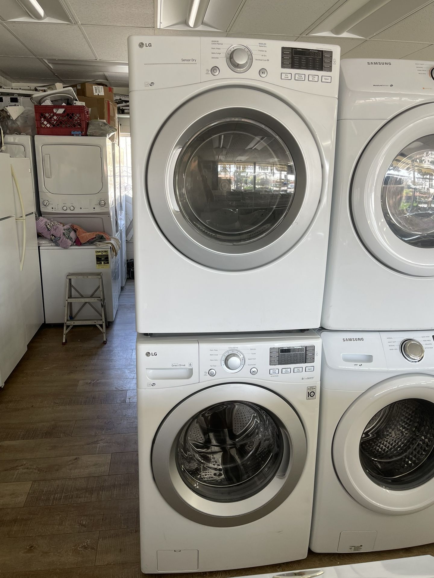 LG Front Load Washer And Gas Dryer Stackable Set In Excellent Condition
