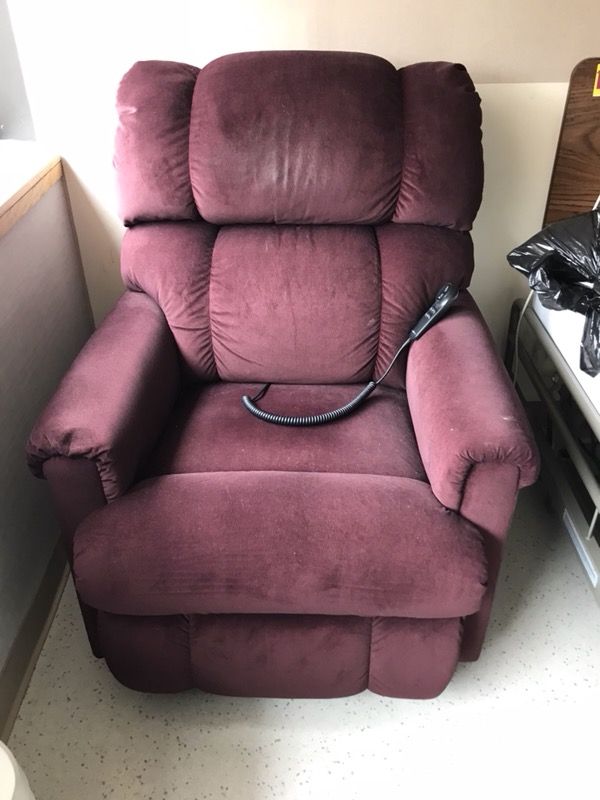 Lazy Boy Electric Lift Recliner. Great for Senior Citizens to help lift