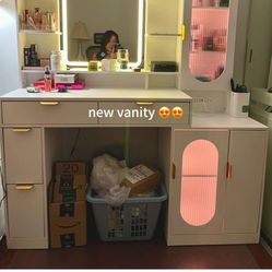 Lightly Used Vanity! 💞