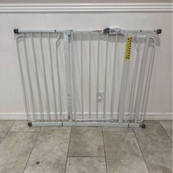 Extra Tall & Wide Pet Gate / Safety Gate - Fits Openings 29” - 53”