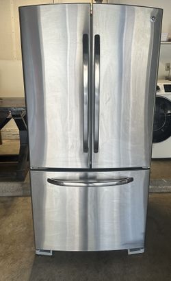 GE 33” Stainless Steel French Door Refrigerator – Works Great