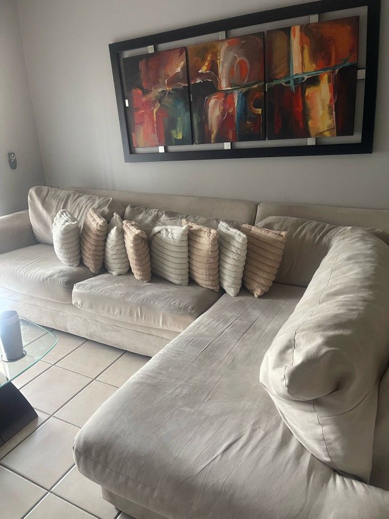 Sectional sofa w/pillows