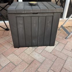 30- Gallon outdoor deck box