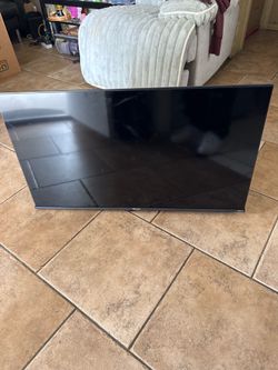 35“ Hisense TV with wall mount