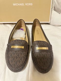 Michael  kors. Están.   Nuebos.       Zaiz.   6 /12.