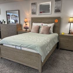 5pc Rooms To Go Queen Set – $799.99