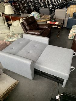 Serta Brand Sleeper Chair w Pillows USB s Retails for 640