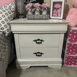3 drawer wide body nightstand