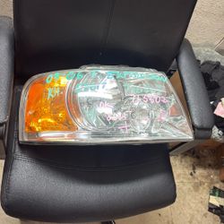 2006 Ford Expedition Right Headlight 