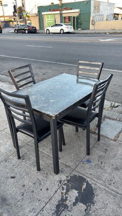 4 sillas con mesa