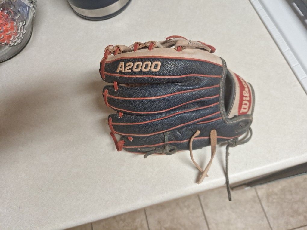 WILSON A2000  BASEBALL   INFIELD GLOVE SIZE 12in  $180 FIRM PRICE 