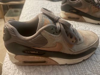 Woman’s Nike air max