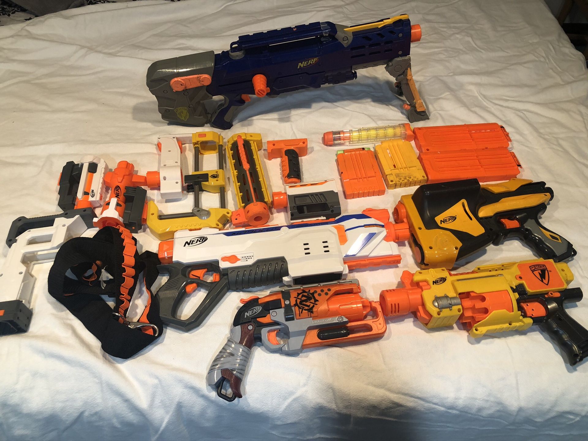 5 Nerf guns with accessories and shoulder strap