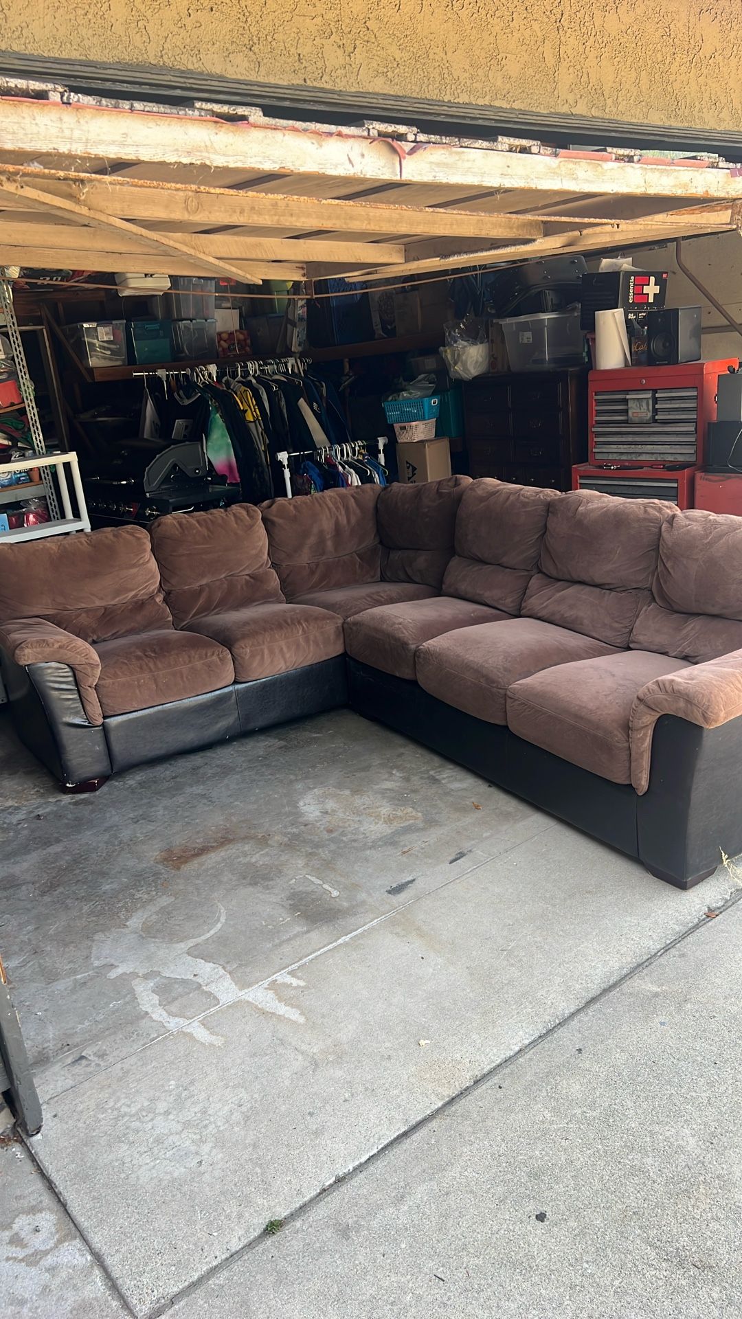 2 Piece Couch Sectional. No Tears