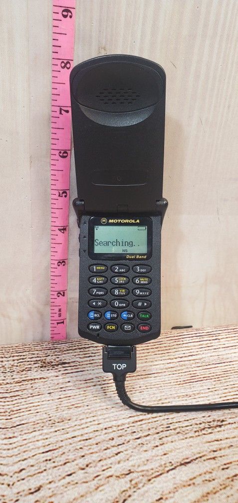 @CHV. VINTAGE MOTOROLA Startac Flip Cell Phone Sold As A Novelty collectible For Parts Or Repair Item.