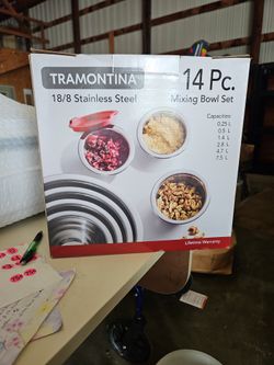 Stainless still mixing bowl set.