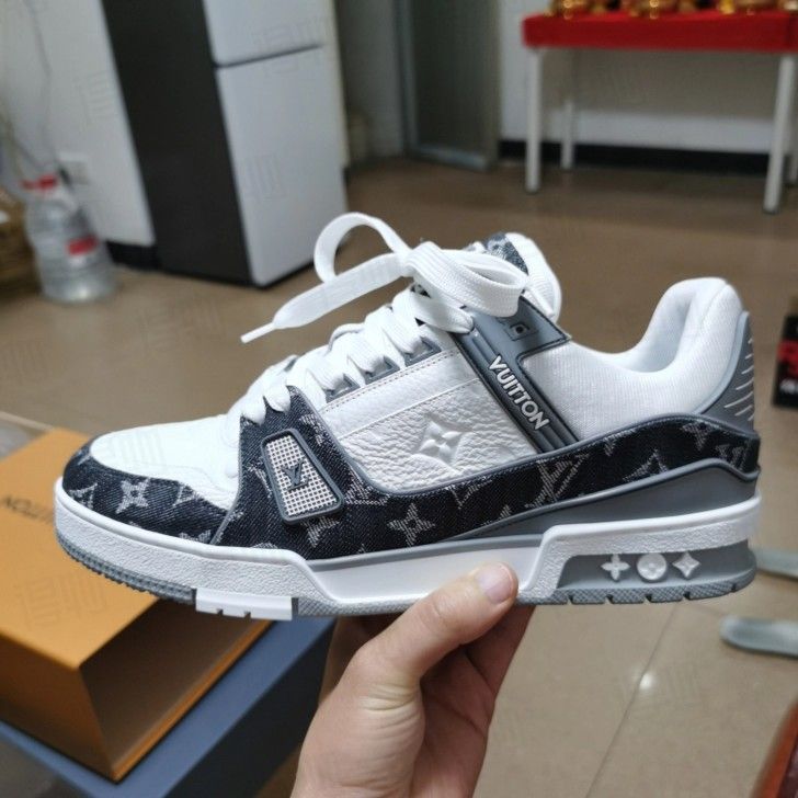 LV.Size 8.5 Brand new with tags