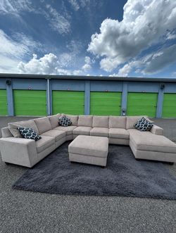 Beige U-Shape Sectional Sofa w/ Ottoman (Delivery)