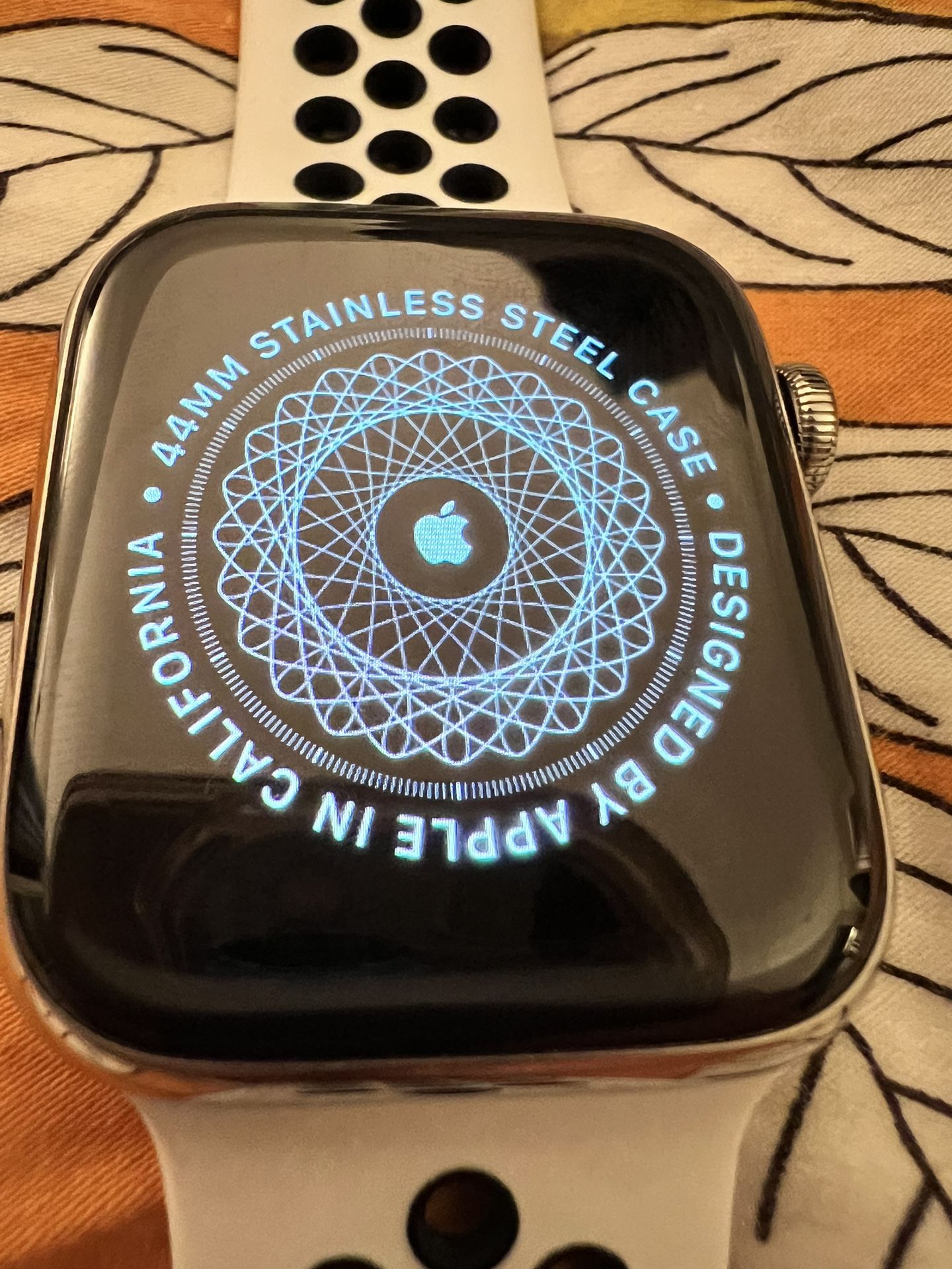 Apple Watch Series 4 (GPS + Cellular) 44mm Steel Case With Milanese Loop + Sports