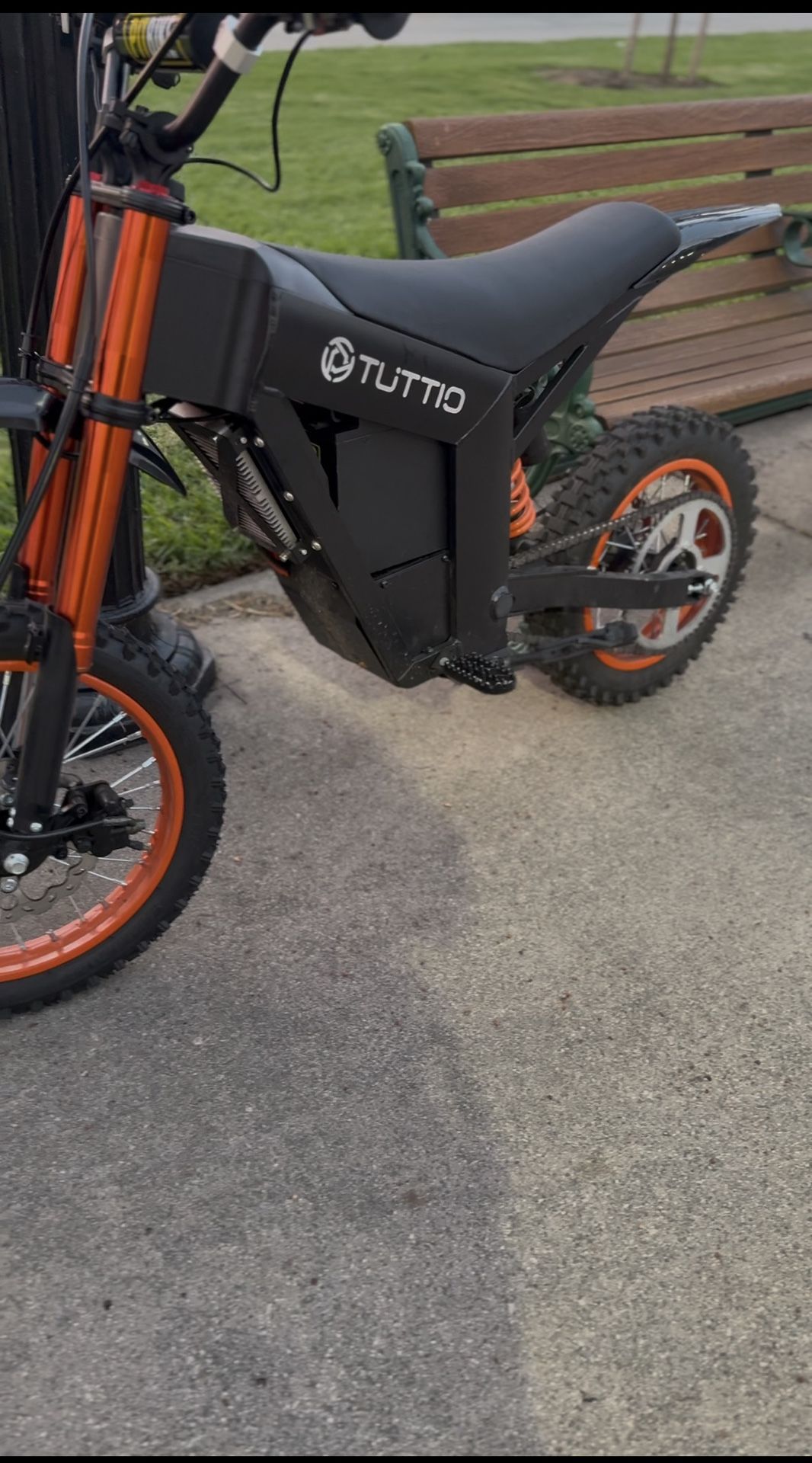 Tuttio. Black And Orange .